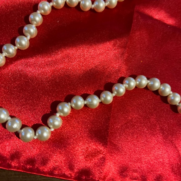 String of faux pearls classic style - Picture 15 of 15